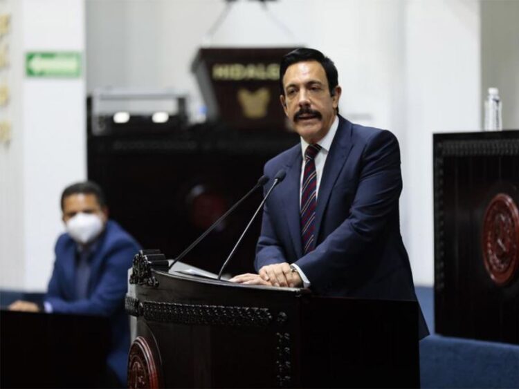 Por secuelas de covid-19 extirpan parte de pulmón a gobernador de Hidalgo