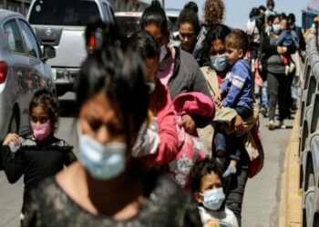 Un número sin precedentes de migrantes cruza la frontera con México, dice EU