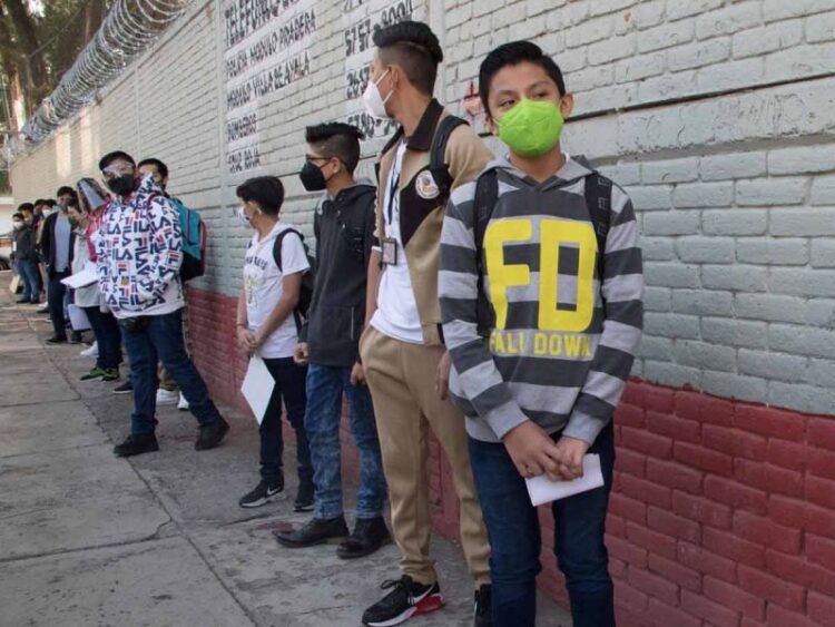 Gobierno deja en libertad a maestros de regresar o no a clases