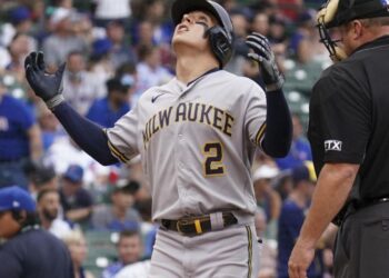 Luis Urías iguala marca histórica de Grandes Ligas