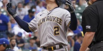 Luis Urías iguala marca histórica de Grandes Ligas