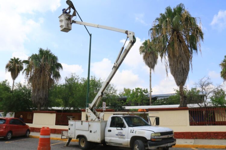 Rehabilita Ayuntamiento de Victoria alumbrado en escuelas