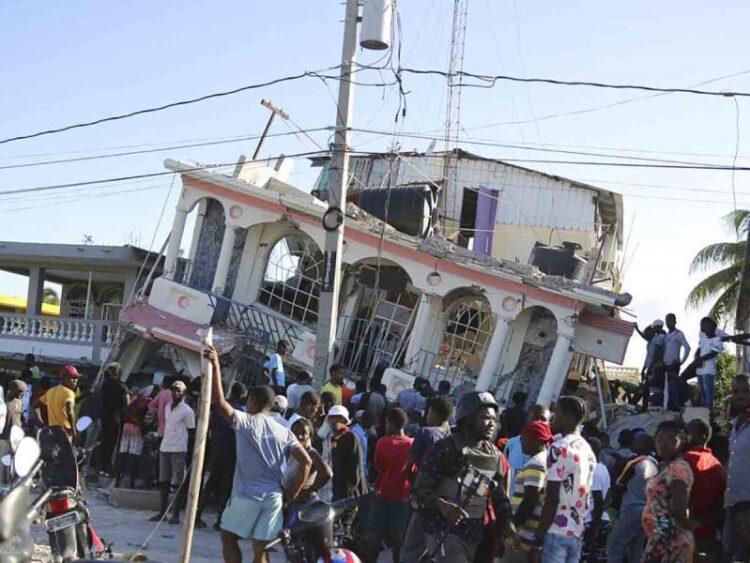 Van 304 muertos y mil 800 heridos por terremoto de 7.2 grados en Haití