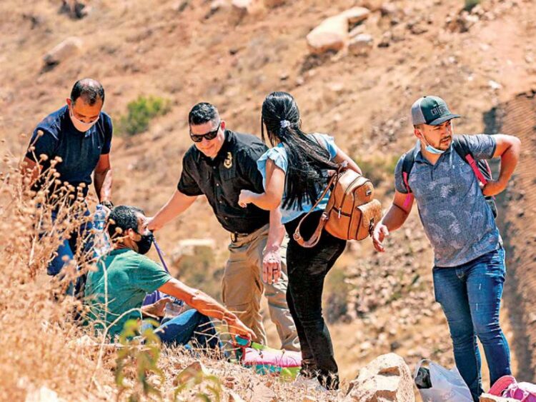 Ordena Juez de EU reinstaurar política migratoria para permanecer en México