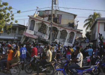 Suman 724 muertos por sismo de 7.2 grados en Haití