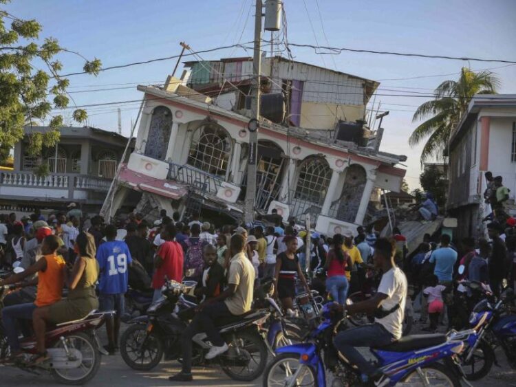 Suman 724 muertos por sismo de 7.2 grados en Haití