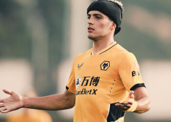 Vuelve a ser titular Raúl Jiménez con los Wolves 258 días después de su fractura de cráneo