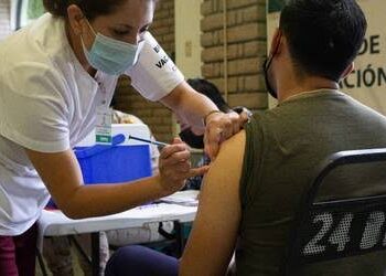 Vacunarán con Pfizer a jóvenes de 18 a 39 años en Victoria a partir del lunes