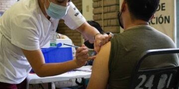 Vacunarán con Pfizer a jóvenes de 18 a 39 años en Victoria a partir del lunes