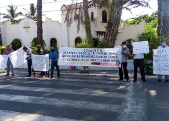 Protestan frente a la COMAPA; exigen un alto a los abusos