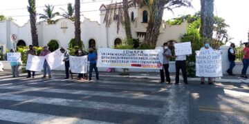 Protestan frente a la COMAPA; exigen un alto a los abusos
