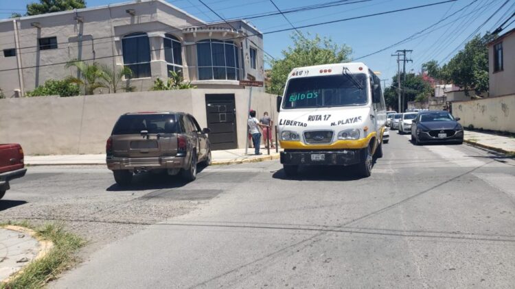 Aparatoso choque ocasiona empleado