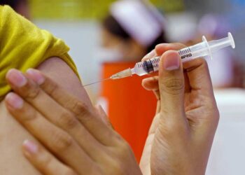 Vacuna covid registra baja eficacia contra Delta en adultos mayores de EU, dice estudio