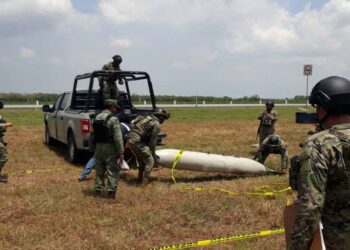 ‘Cae del cielo’ tanque de combustible con forma de misil en Tamaulipas