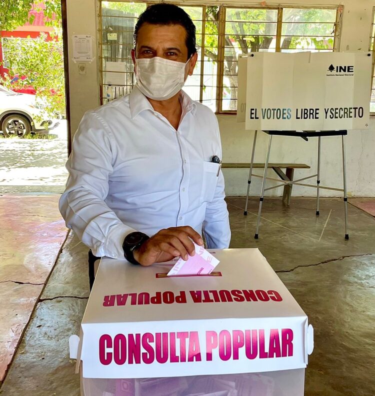 Acude alcalde electo de Victoria a votar en consulta popular