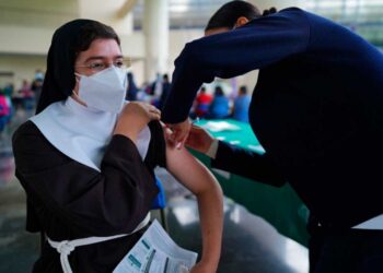 Llama Iglesia a creyentes a vacunarse contra Covid-19