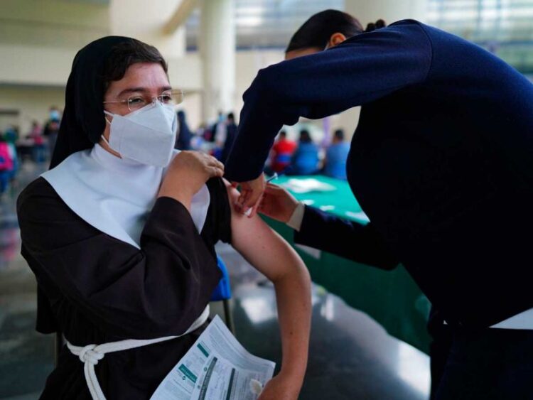 Llama Iglesia a creyentes a vacunarse contra Covid-19