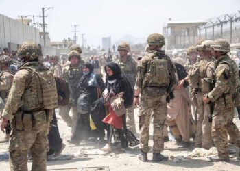 Siete muertos en caos en aeropuerto de Kabul