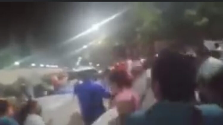 Bloquean maestros acceso de AMLO a la VII Región Militar de Chiapas