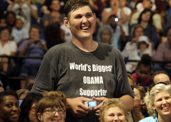 Muere Igor Vovkovinskiy, el hombre más alto de Estados Unidos, a los 38 años