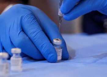 Estados Unidos otorga aprobación total a vacuna covid de Pfizer