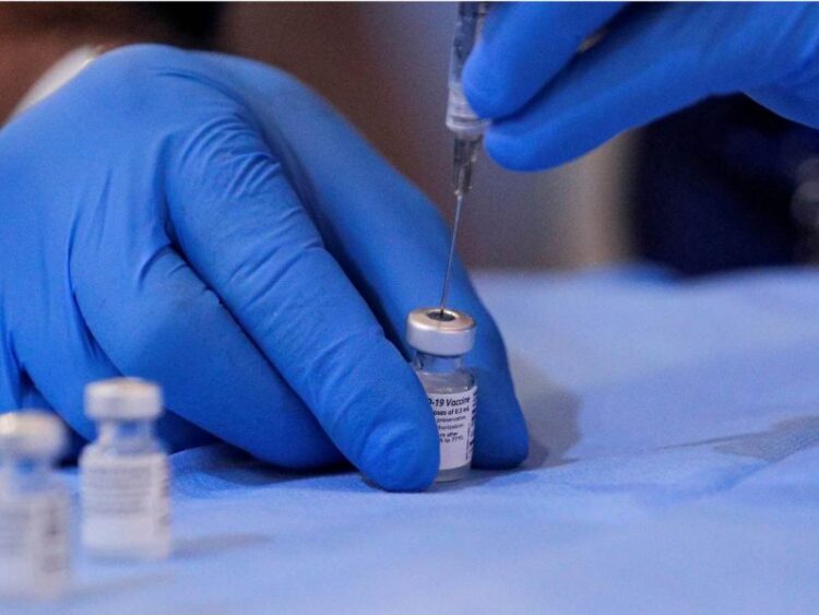 Estados Unidos otorga aprobación total a vacuna covid de Pfizer