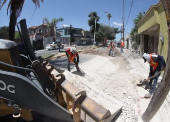 Tapan baches en avenidas  Eva Sámano y Obregón de Nuevo Laredo
