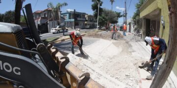 Tapan baches en avenidas  Eva Sámano y Obregón de Nuevo Laredo