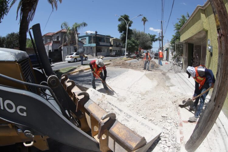 Tapan baches en avenidas  Eva Sámano y Obregón de Nuevo Laredo