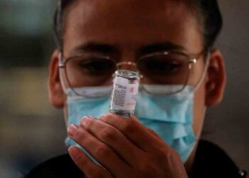 Segunda dosis de vacuna a maestros, solo si lo recomienda la OMS