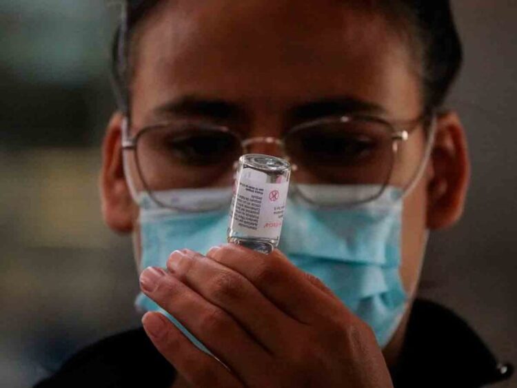 Segunda dosis de vacuna a maestros, solo si lo recomienda la OMS