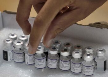 Pfizer busca aprobación en EU de tercera dosis; OMS pide aplicar primera dosis