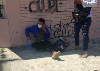 Motociclista se lesiona al caer de su unidad