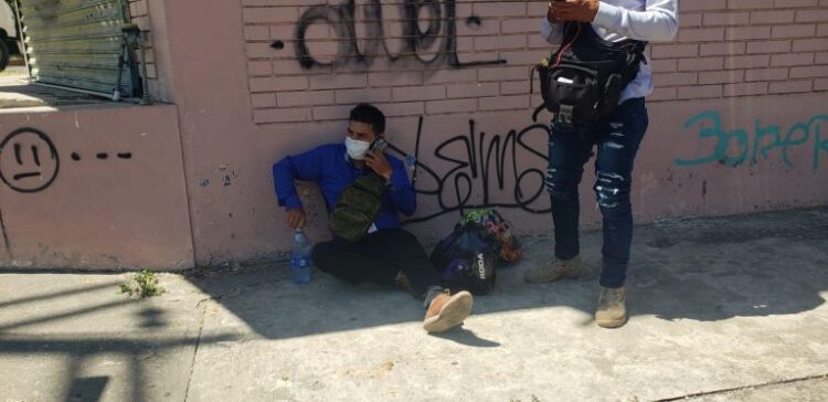 Motociclista se lesiona al caer de su unidad