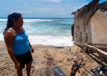 El mar crece y devora decenas de casas en la Costa Chica de Guerrero