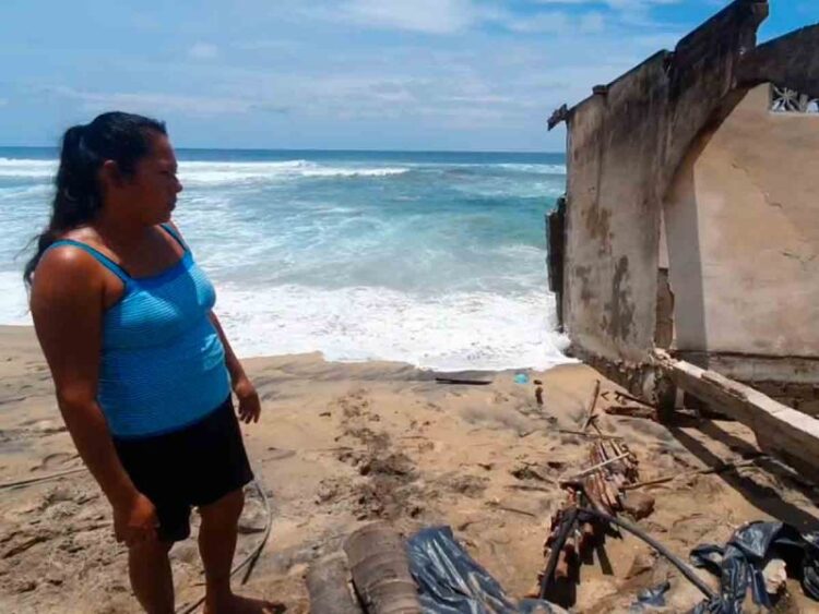 El mar crece y devora decenas de casas en la Costa Chica de Guerrero