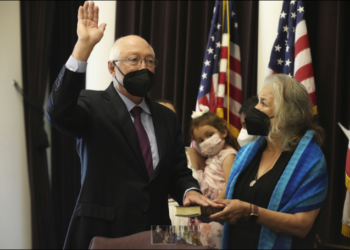 Ken Salazar rinde protesta como embajador de Estados Unidos en México