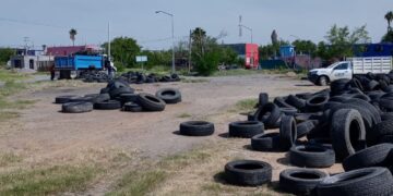 Inmoviliza Limpieza Urbana llantas inservibles en Nuevo Laredo