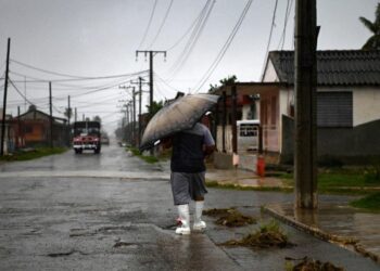 Huracán ‘Ida’ deja destrozos y cortes de luz en Cuba