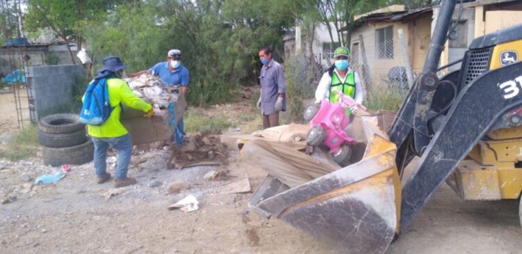 Sanean en Nuevo Laredo 30 terrenos baldíos usados como basureros