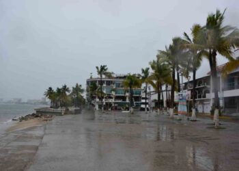 ‘Nora’ toca tierra en Jalisco cerca de Tomatlán