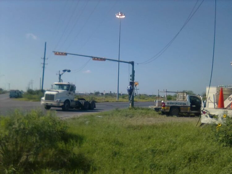 Dan mantenimiento  preventivo a semáforos de Nuevo Laredo