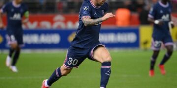 Messi debuta y juega con el PSG, que gana con doblete de Mbappé