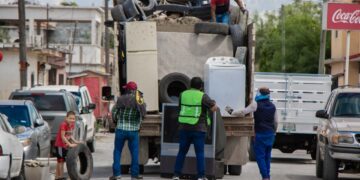 Avanza Matamoros en fumigación y descacharrización en colonias populares