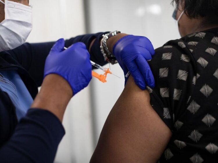 Vacunación en Estados Unidos cubre ya al 70% de la población adulta