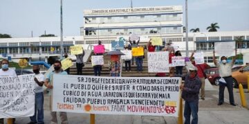 Se “plantan” ante COMAPA-Tampico; exigen agua limpia y no a cobros sin consumo