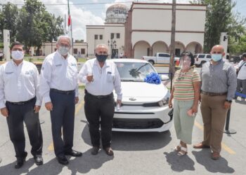 Entrega Sanmiguel llaves del auto al ganador de rifa por ‘Día del Maestro’