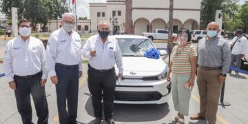 Entrega Sanmiguel llaves del auto al ganador de rifa por ‘Día del Maestro’