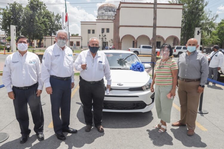 Entrega Sanmiguel llaves del auto al ganador de rifa por ‘Día del Maestro’