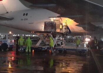 Llega al aeropuerto de CDM 643 mil 500 vacunas de Pfizer contra covid-19